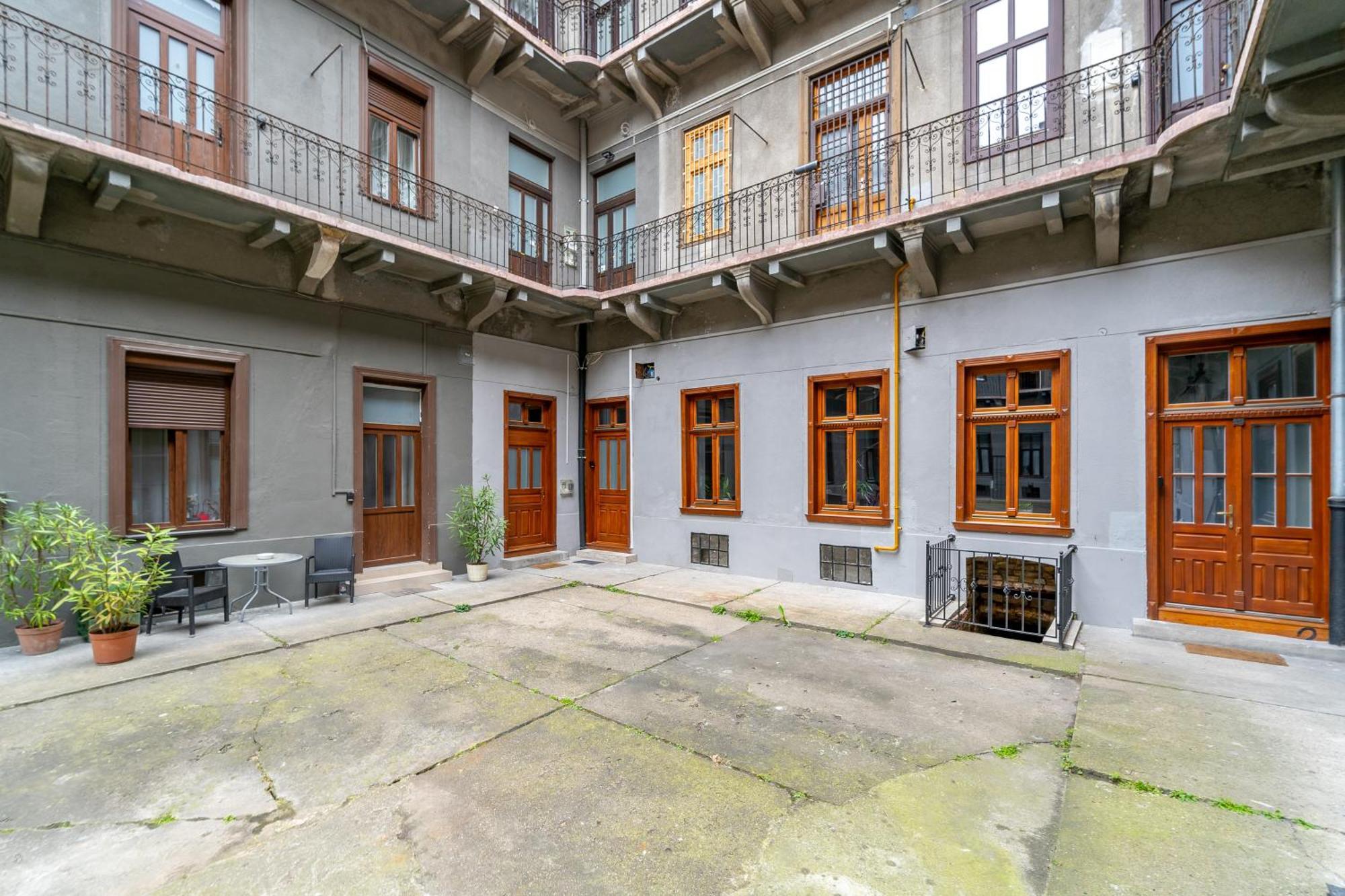 Azure Oasis In The Heart Of The City Budapeste Exterior foto
